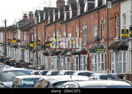 Selly Oak, Birmingham, 19. Januar 2023 - Eine Reihe von Reihenhäusern in Selly Oak, Birmingham. Die Immobilienpreise sind schneller gefallen als erwartet, doch hat sich die Zahl der privaten Haushalte im Vereinigten Königreich in den letzten zwei Jahrzehnten nach der Volkszählung von 2021 auf 5 Millionen mehr als verdoppelt. Die durchschnittlichen Mieten in Großbritannien stiegen im Dezember 2022 um 10,8 Prozent jährlich. Da die Energiepreise nach wie vor hoch sind, gelten auch die Mietkosten für eine Immobilie. Quelle: Stop Press Media/Alamy Live News Stockfoto