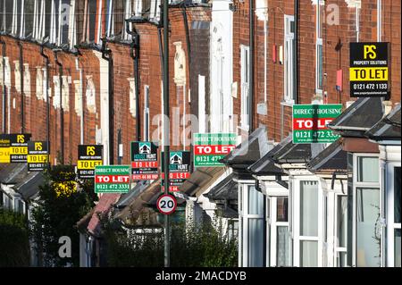 Selly Oak, Birmingham, 19. Januar 2023 - Eine Reihe von Reihenhäusern in Selly Oak, Birmingham. Die Immobilienpreise sind schneller gefallen als erwartet, doch hat sich die Zahl der privaten Haushalte im Vereinigten Königreich in den letzten zwei Jahrzehnten nach der Volkszählung von 2021 auf 5 Millionen mehr als verdoppelt. Die durchschnittlichen Mieten in Großbritannien stiegen im Dezember 2022 um 10,8 Prozent jährlich. Da die Energiepreise nach wie vor hoch sind, gelten auch die Mietkosten für eine Immobilie. Quelle: Stop Press Media/Alamy Live News Stockfoto