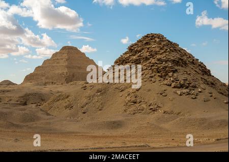 Userkaf-Pyramide mit Djoser-Stufenpyramide im Hintergrund Stockfoto