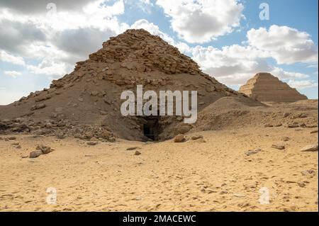 Userkaf-Pyramide mit Djoser-Stufenpyramide im Hintergrund Stockfoto