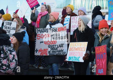 Januar 19. 2023. Streikende Krankenschwestern an der Streikpostenlinie an der UCLH, London, England Stockfoto