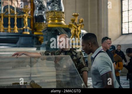 USA Marines mit 6. Marines Regiment, 2D Marine Division, besichtigen das Les Invalides Museum in Paris, Frankreich, 25. Mai 2022. Dieser Besuch ist eine Ehre für diejenigen, die während des Zweiten Weltkriegs das ultimative Opfer für ihre jeweiligen Länder gebracht haben Stockfoto