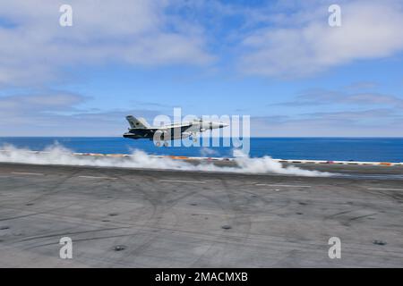 220525-N-DU622-2194 PACIFIC OCEAN (25. Mai 2022) eine FA-18E Super Hornet, aus den Blauen Diamanten der Strike Fighter Squadron (VFA) 146, startet vom Flugdeck des Flugzeugträgers USS Nimitz (CVN 68). Nimitz ist im Einsatzgebiet der 3. US-Flotte unterwegs. Flugzeugträger, CVN 68, Navy, Nimitz, Super Hornet, Stockfoto
