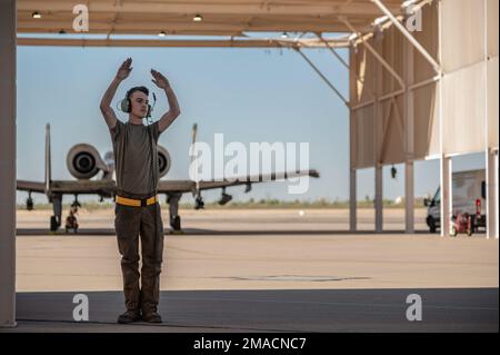 USA Air Force Airman Logan Lantz, 357. Fighter Generation Squadron A-10 Thunderbolt II Crew Chief, Marshals und A-10 zum Start auf der Davis-Monthan Air Force Base, Arizona, 25. Mai 2022. Der 357. FGS leistet direkte Unterstützung bei der Instandhaltung der 354. Kampfstaffel, die dem auf das Luftschutzkommando ausgerichteten Aufbau einer Instandhaltungsorganisation folgt. Stockfoto