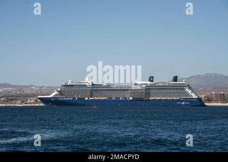 Kreuzfahrtschiff vor Anker im Hafen von Cabo San Lucas, mexikanische Riviera, Mexiko. Ein Teil von Cabo ist im Hintergrund. Stockfoto