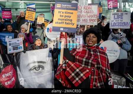 Krankenschwestern des Royal College of Nursing streiken am 19. Januar 2023 in London, England, um fairere Bezahlung und Arbeitsbedingungen auf einer Streiklinie vor dem University College London Hospital (UCL) NHS Trust. Dies ist der zweite von zwei Tagen Streik und ein weiteres Datum in Großbritanniens bisher größtem Arbeitskampf von Krankenschwestern in der Geschichte des NHS. Stockfoto