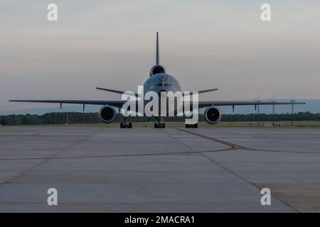 Ein dem 305. Air Mobility Wing zugewiesener KC-10 Extender kehrt aus den USA zurück Europäisches Kommando auf der Joint Base McGuire-Dix-Lakehurst, New Jersey, 25. Mai 2022. Mit der Rückkehr wird die Unterstützung der EUCOM für das Betanken von KC-10-Extendern, die dem 305. AMW zugewiesen wurden, eingestellt. Stockfoto