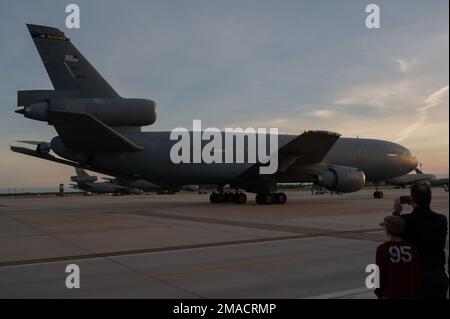 Ein dem 305. Air Mobility Wing zugewiesener KC-10 Extender kehrt aus den USA zurück Europäisches Kommando auf der Joint Base McGuire-Dix-Lakehurst, New Jersey, 25. Mai 2022. Mit der Rückkehr wird die Unterstützung der EUCOM für das Betanken von KC-10-Extendern, die dem 305. AMW zugewiesen wurden, eingestellt. Stockfoto