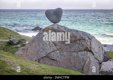 Herzförmiger Felsen auf Felsen am Uttakleiv Beach, Lofoten Islands, Nordland, Norwegen Stockfoto