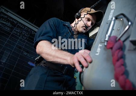 220525-N-LZ839-1590 NEW YORK, NY. (25. Mai 2022) - Operation Specialist 2. Klasse Troy Taylor, dem Amphibienschiff USS Bataan (LHD 5) zugeteilt, steht während der Ankunft des Schiffs in der Flottenwoche New York am 25. Mai 2022 auf der Brücke Wache. Bataan befindet sich im Einsatzgebiet der 2. Flotte. Bataan ist in der Marinestützstelle Norfolk zu Hause. Stockfoto