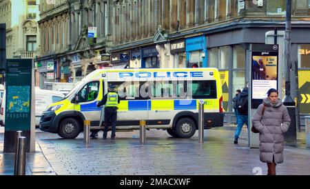 Ein Polizeiwagen, der bei der Entsendung von Beamten auf der Straße für eine Schicht in der Gordon Street Glasgow, Schottland, Großbritannien, eingesetzt wurde Stockfoto