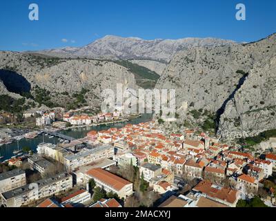 Draufsicht über Omis Stadt in Kroatien. Die Lage ist, wo der Fluss Cetina auf die Adria trifft. Wunderschöne Stadt neben den Bergen. Stockfoto