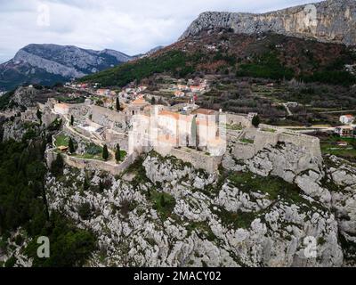 Die Festung Klis ist eine mittelalterliche Festung, die sich über einem Dorf mit demselben Namen in der Nähe von Split, Kroatien, befindet. Orte von historischem Interesse. Stockfoto