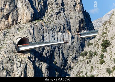 Unvollendete Brücke in Omis, Kroatien über den Fluss Cetina. Die Brücke wird zwischen dem Canyon gebaut. Industrie- und Komplexbau. Stockfoto