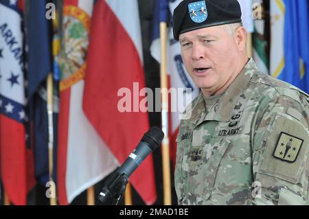 Generalmajor Mark T. Simerly, CASCOM und Fort Lee kommandierender General, spricht vor dem Publikum während der Aufgabe des Chefs des Transportwesens hier am 25. Mai. Etwa 60 Mitglieder der Gemeinde Greater Sustainment nahmen an der Veranstaltung im Transportation Museum Annex von Fort Lee Teil. Stockfoto