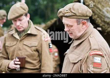 Royal Leicestershire Regiment WW2 Infantryman mit Mützenabzeichen und Flash-Abzeichen auf der Schulter der 49. (West Riding) Infanterie Division Stockfoto