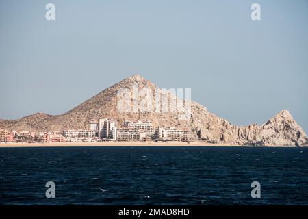 Cabo San Lucas, mexikanische Riviera, von der Pazifikseite aus gesehen. Wale werden in diesem Gebiet im Winter oft gesehen. Strandresorts sind prominent. Stockfoto