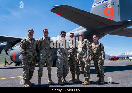 Flugleute der 152. Communications Flight und der 152. Operations Group nehmen an der Bergflaggenübung in Mammoth Lakes, Kalifornien, Teil. 25. Mai 2022. Die Übung wurde durchgeführt, um Airmen auf Agile Combat Employment (ACE) vorzubereiten, ein Konzept der Luftwaffe, das es Airmen ermöglicht, Operationen von verteilten Standorten aus mit höherer und schnellerer Komplexität durchzuführen. Stockfoto