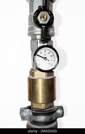 Betriebsfähiges Manometer zur Messung des Wasserdrucks in der Heizung Stockfoto