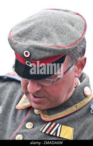 WW1. NCO der Deutschen Kaiserlichen Armee in Visor Cap Schirmmütze M10 mit Kakaden Stockfoto