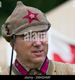 Ein Soldat des russischen Bürgerkriegs in kommunistischer Militäruniform, der eine Budenovka trägt Stockfoto