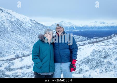 Ein reifes weißes Paar, dessen Porträts im Hatcher's Pass, Alaska, aufgenommen wurden Stockfoto