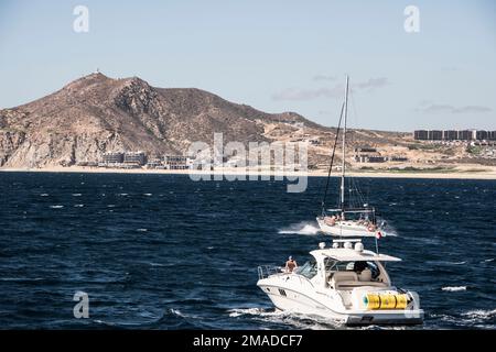 Cabo San Lucas, mexikanische Riviera, von der Pazifikseite aus gesehen. Wale werden in diesem Gebiet im Winter oft gesehen. Strandresorts sind prominent. Stockfoto