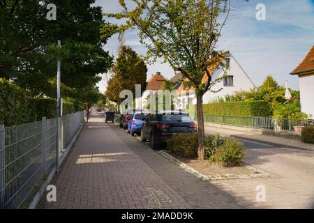 Hüttenstraße in einer kleinen europäischen Stadt, Deutschland, Österreich Stockfoto