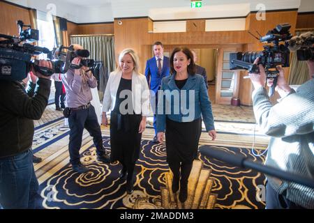 London, England, Großbritannien. 19. Januar 2023. Die Präsidentin von Sinn Fein MARY LOU MCDONANLD (rechts) und die Vizepräsidentin von Sinn Fein MICHELLE O'NEILL treffen auf einer Pressekonferenz ein, die vom Foreign Press Association in der Royal Over-Seas League organisiert wird. (Kreditbild: © Tayfun Salci/ZUMA Press Wire) NUR REDAKTIONELLE VERWENDUNG! Nicht für den kommerziellen GEBRAUCH! Stockfoto