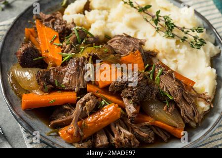 Hausgemachter Rindfleischbraten mit Karotten und Kartoffelpüree Stockfoto