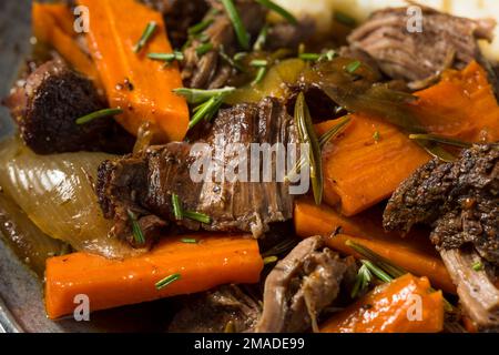 Hausgemachter Rindfleischbraten mit Karotten und Kartoffelpüree Stockfoto