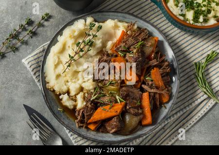 Hausgemachter Rindfleischbraten mit Karotten und Kartoffelpüree Stockfoto