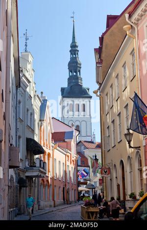 Estland, Tallinn, Straßenszene in Richtung St. Nicolas Kirche. Stockfoto