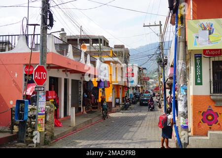 Blick auf die Stadt auf eine belebte, enge Straße mit traditionellen Geschäften in einem Dorf in Guatemala Stockfoto