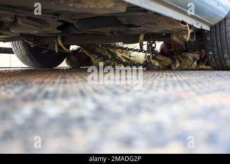 Mitglieder des 442d Logistics Readines Staffelflugs trainierten am 25. Mai 2022 in Royal Air Force Mildenhall, England, ein gestrandetes Auto auf einen Tieflader zu heben und einen simulierten Tankwagen abzuschleppen. Die Schulung wurde von Herrn Nicholas Turpin, dem 100 LRS Vehicle Operations Training Manager, durchgeführt. Stockfoto