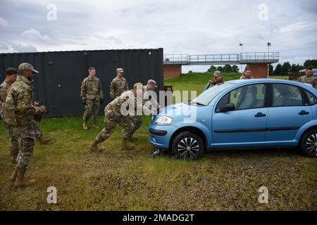 Mitglieder des 442d Logistics Readines Staffelflugs trainierten am 25. Mai 2022 in Royal Air Force Mildenhall, England, ein gestrandetes Auto auf einen Tieflader zu heben und einen simulierten Tankwagen abzuschleppen. Die Schulung wurde von Herrn Nicholas Turpin, dem 100 LRS Vehicle Operations Training Manager, durchgeführt. Stockfoto