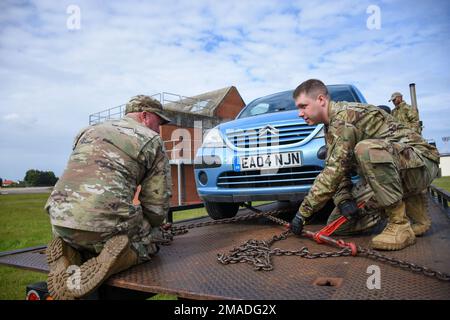 Mitglieder des 442d Logistics Readines Staffelflugs trainierten am 25. Mai 2022 in Royal Air Force Mildenhall, England, ein gestrandetes Auto auf einen Tieflader zu heben und einen simulierten Tankwagen abzuschleppen. Die Schulung wurde von Herrn Nicholas Turpin, dem 100 LRS Vehicle Operations Training Manager, durchgeführt. Stockfoto