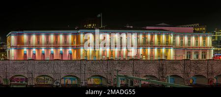 Panoramablick bei Nacht auf das farbenfrohe Kino Palads in Kopenhagen, 9. Januar 2023 Stockfoto