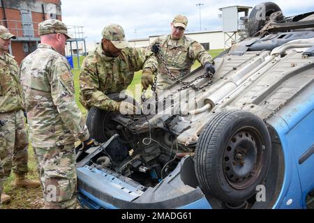 Mitglieder des 442d Logistics Readines Staffels Vehicle Operations Flugzug auf dem Rollwagen am 25. Mai 2022 auf Royal Air Force Mildenhall, England. Die Schulung wurde von Herrn Nicholas Turpin, dem 100 LRS Vehicle Operations Training Manager, durchgeführt. Stockfoto