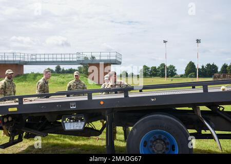 Mitglieder des 442d Logistics Readines Staffelflugs trainierten am 25. Mai 2022 in Royal Air Force Mildenhall, England, ein gestrandetes Auto auf einen Tieflader zu heben und einen simulierten Tankwagen abzuschleppen. Die Schulung wurde von Herrn Nicholas Turpin, dem 100 LRS Vehicle Operations Training Manager, durchgeführt. Stockfoto