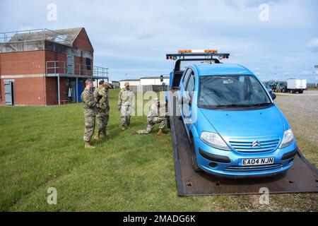 Mitglieder des 442d Logistics Readines Staffelflugs trainierten am 25. Mai 2022 in Royal Air Force Mildenhall, England, ein gestrandetes Auto auf einen Tieflader zu heben und einen simulierten Tankwagen abzuschleppen. Die Schulung wurde von Herrn Nicholas Turpin, dem 100 LRS Vehicle Operations Training Manager, durchgeführt. Stockfoto