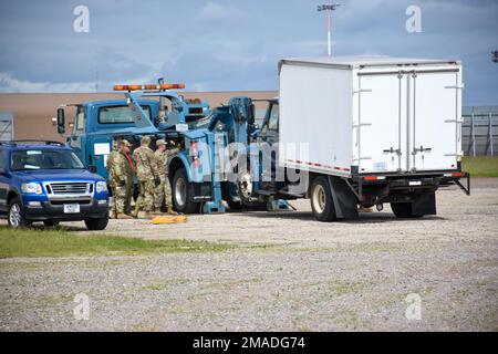 Mitglieder des 442d Logistics Readines Staffelflugs trainierten am 25. Mai 2022 in Royal Air Force Mildenhall, England, ein gestrandetes Auto auf einen Tieflader zu heben und einen simulierten Tankwagen abzuschleppen. Die Schulung wurde von Herrn Nicholas Turpin, dem 100 LRS Vehicle Operations Training Manager, durchgeführt. Stockfoto