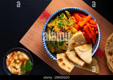 Speisekonzept hausgemachtes Beef Shawarma mit Pita und Karotten auf schwarzem Hintergrund mit Kopierbereich Stockfoto