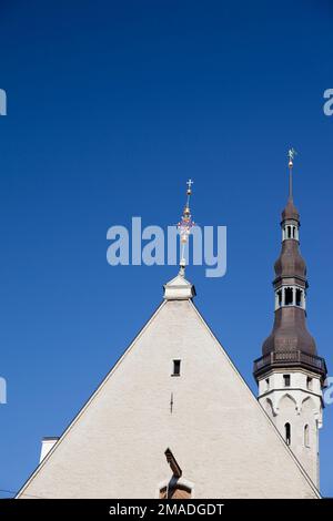 Estland, Tallinn, Giebel am Ende des Rathauses, mit kunstvollen Kreuzdetails. Stockfoto