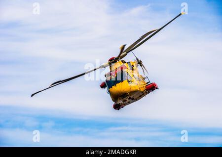 Eine kanadische Küstenwache CH-149 Cormorant Hubschraubercrew nimmt an einer Such- und Rettungsübung in der Nähe von St. John ist in Neufundland, Kanada, 25. Mai 2022. Die kanadische Küstenwache ist eine spezielle Betriebsbehörde innerhalb von Fisheries and Oceans Canada. Stockfoto