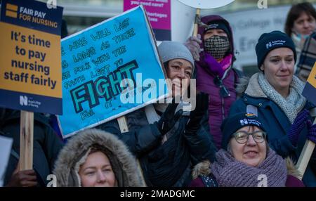 19. Januar 2023, London, England, Großbritannien: Krankenschwestern werden am 2. Tag des 48-stündigen Ausgangs vor dem University College London Hospital gesehen. (Kreditbild: © Tayfun Salci/ZUMA Press Wire) NUR REDAKTIONELLE VERWENDUNG! Nicht für den kommerziellen GEBRAUCH! Stockfoto