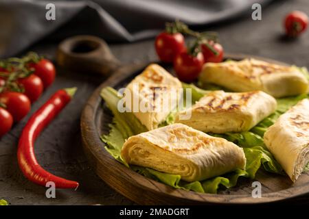 Köstliches gebratenes Pita-Brötchen mit Hüttenkäse und Kräutern Stockfoto