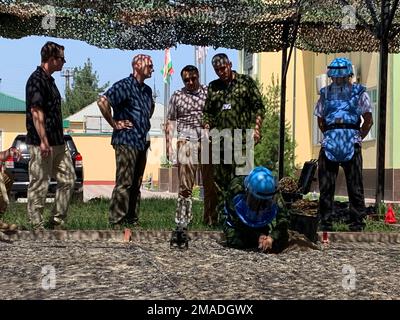 Generalmajor Wendul Hagler, Stellvertretender General, USA Army Central, diskutiert mit Oberst Sulaimon Qodirzoda, Leiter des Ausbildungszentrums für Sprengstoffgefahren in Tadschikistan, am 25. Mai 2022 humanitäre Minenräumung. USA Army Central unterhält eine langjährige und entschlossene Partnerschaft mit Tadschikistan, die auf mehr als drei Jahrzehnten Zusammenarbeit beruht, die für die Gewährleistung der Stabilität in der Region von entscheidender Bedeutung ist. (Foto von Kapitän Nijel Rogers) Stockfoto