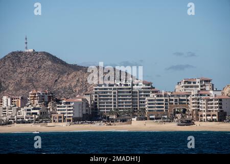 Cabo San Lucas, mexikanische Riviera, von der Pazifikseite aus gesehen. Wale werden in diesem Gebiet im Winter oft gesehen. Strandresorts sind prominent. Stockfoto