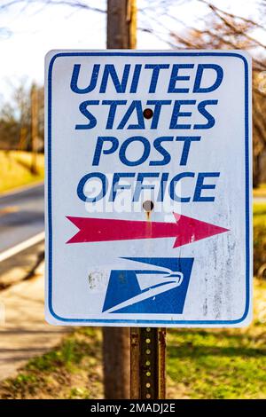 MATTHEWS, NC, USA-15. JANUAR 2023: Metallisches Hinweisschild „United States Post Office“ mit Logo. Stockfoto